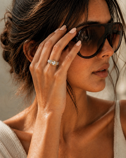 Ring decorated with cubic zirconia in brass and 18k gold plating