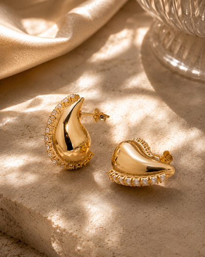 Drop-shaped earrings decorated with cubic zirconia in brass and 18k gold plating