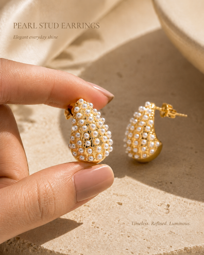 Drop-shaped earrings decorated with pearls in brass and 18k gold plating