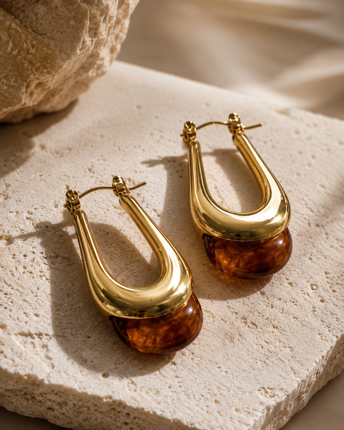U-shaped earrings with a semi-precious stone – VILA VELONI CORP