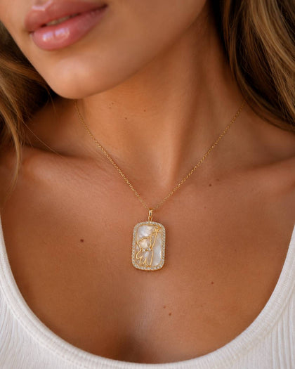 Square Pendant Necklace with Cubic Zirconias and Bear Charm - 925 Silver with 18k Gold Plating Descripción: